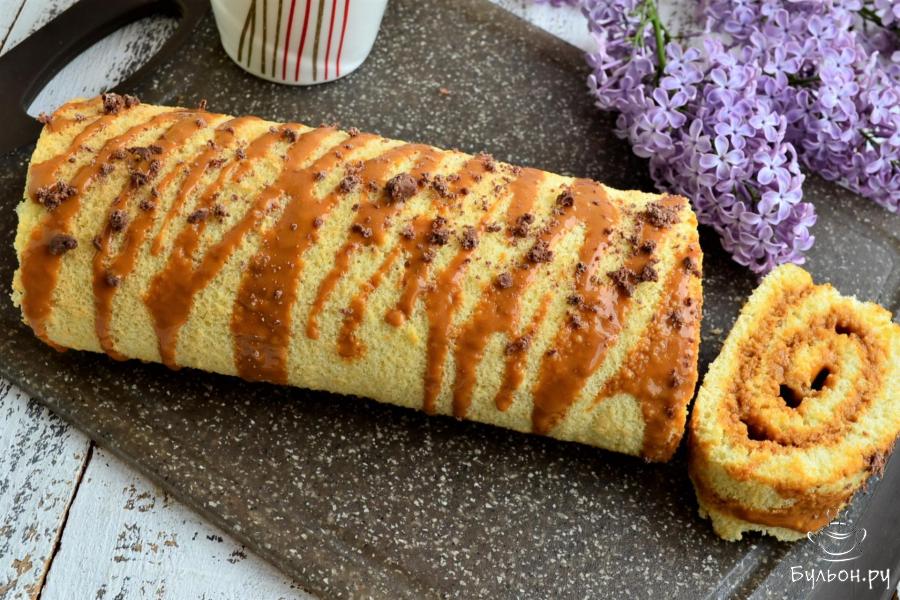 Бисквитный рулет со сгущенкой