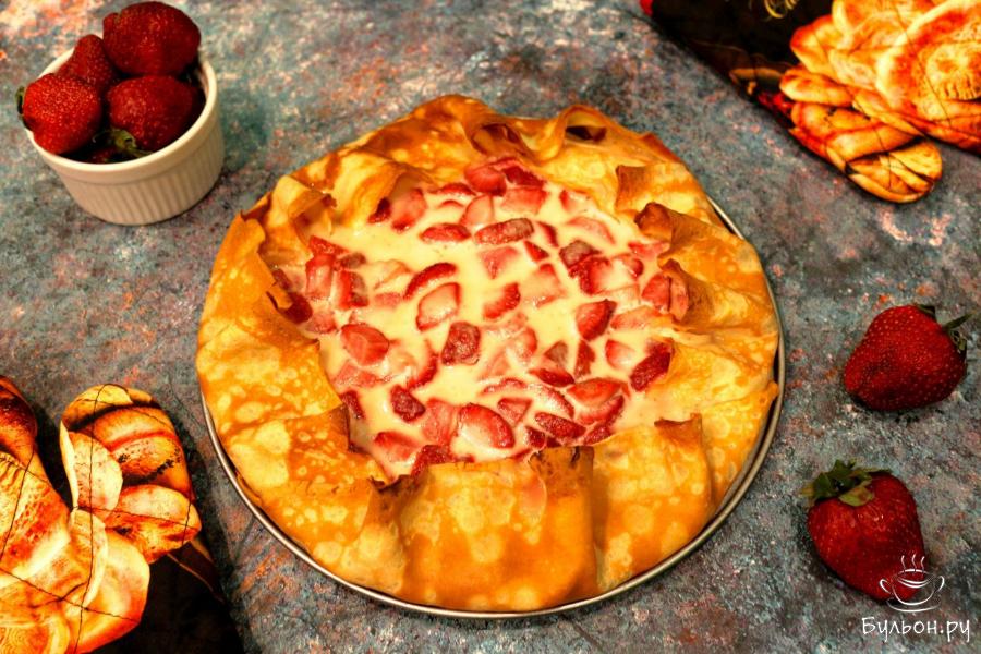 Блинная галета с клубникой и сметаной