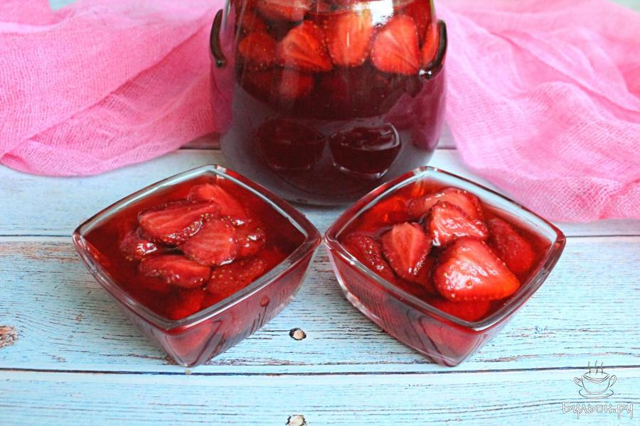 Клубника в собственном соку с имбирем без варки