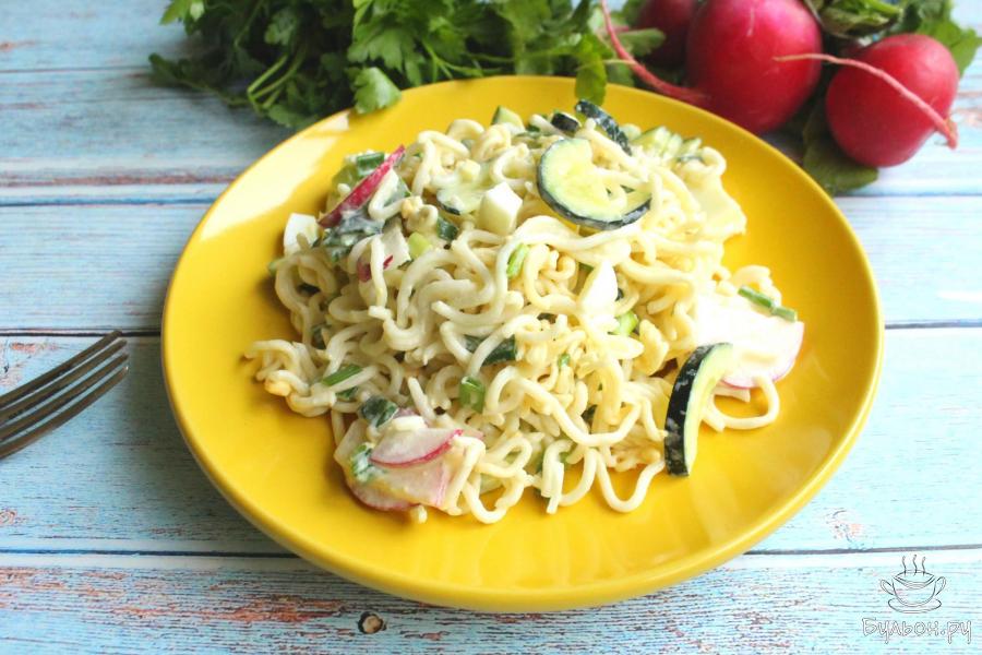 Салат из лапши быстрого приготовления и овощей