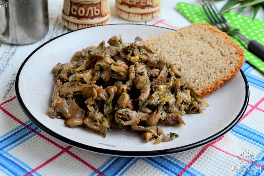 Вешенки жареные с луком на сковороде
