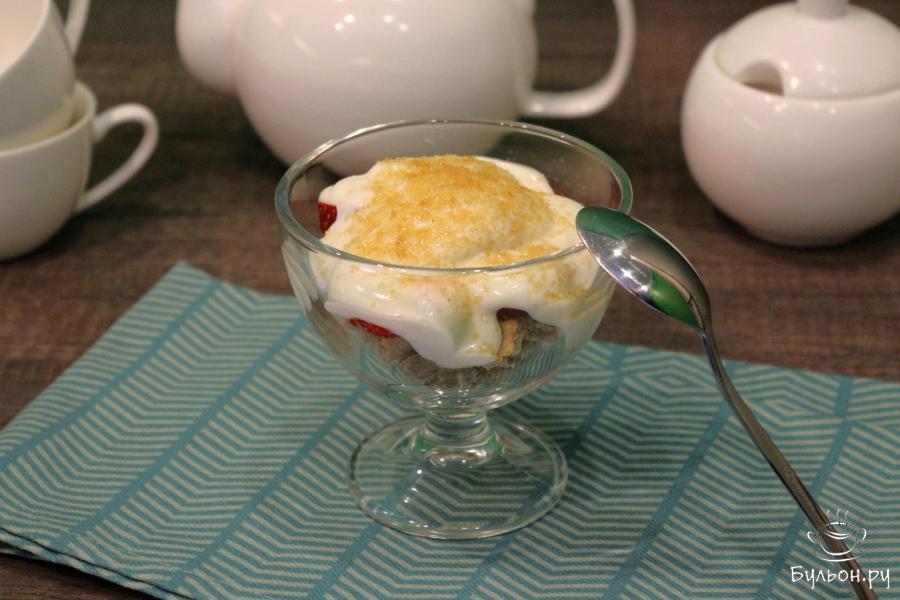 Английский десерт Трайфл из печенья, клубники и сметаны
