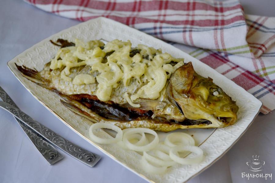 Карась запеченный целиком с луком в духовке