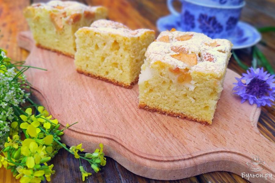 Бисквитный пирог на молоке с яблоками