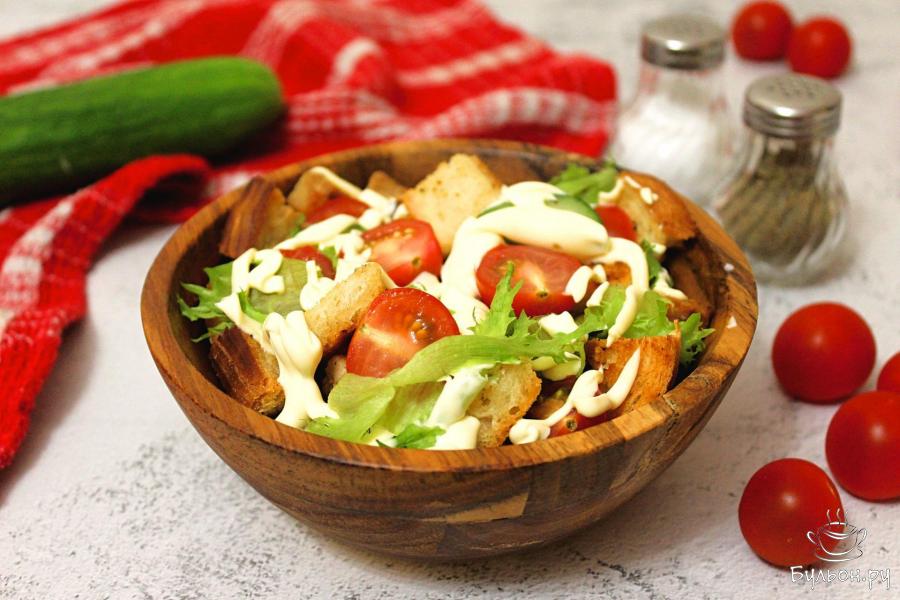 Салат фриллис со свининой, овощами и сухариками