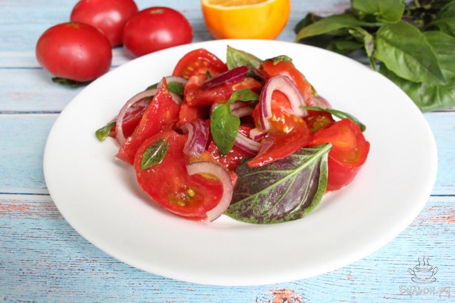 Летний салат из помидоров с базиликом