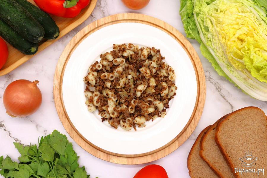 Макароны с фаршем из отварной говядины на сливочном масле