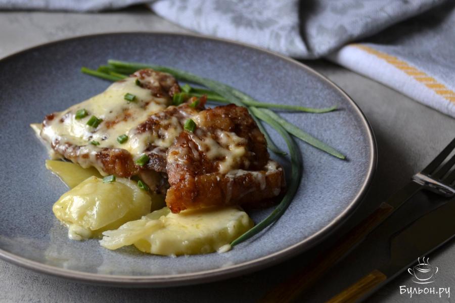 Мясо с картошкой, запеченное в духовке под сырной корочкой