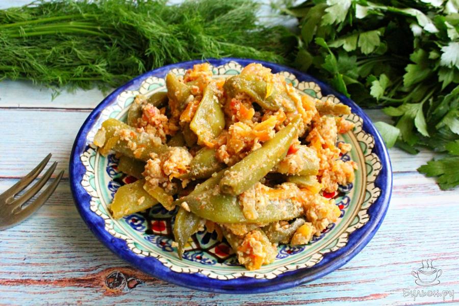 Зеленая фасоль с помидорами и яйцом