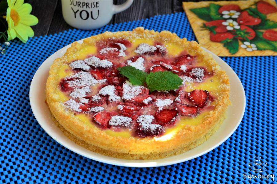 Песочный пирог с клубникой