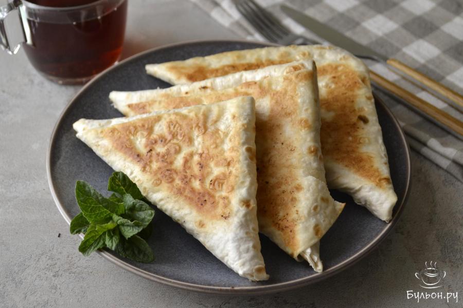 Закуска из лаваша с начинкой из творога и яблок на сковороде