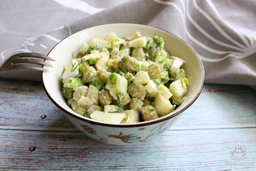 Салат с зеленым горошком, огурцами и яйцом