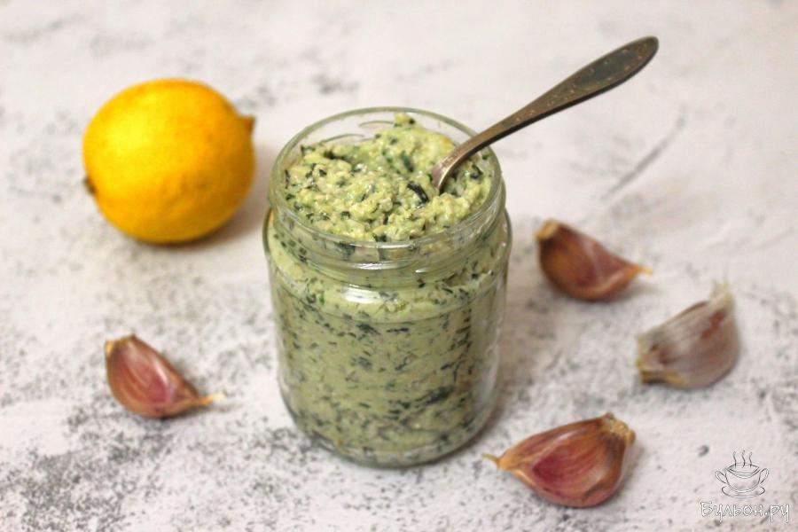 Соус на основе семечек с базиликом