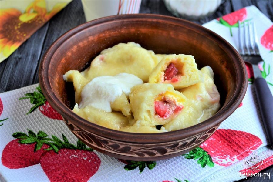 Вареники на кефире с творогом и клубникой