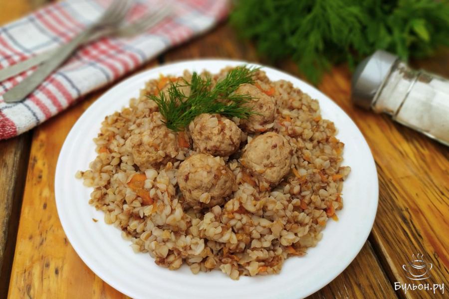 Гречка с фрикадельками на сковороде
