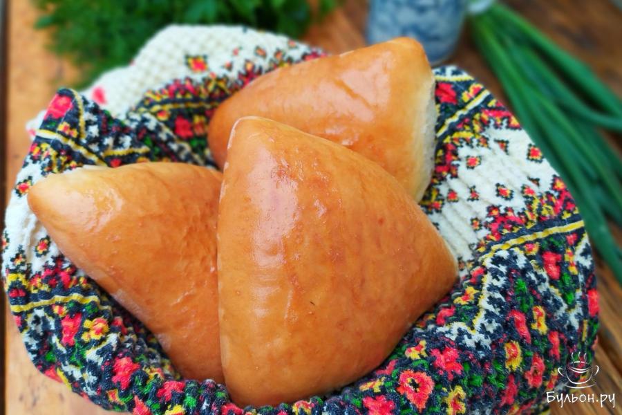 Треугольные пирожки с луком и яйцом