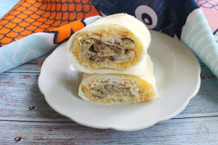 Рулет из лаваша с консервированной рыбой и сыром