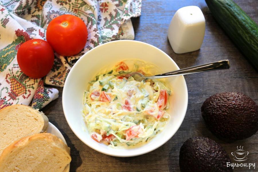 Салат с капустой, огурцом, авокадо и помидорами
