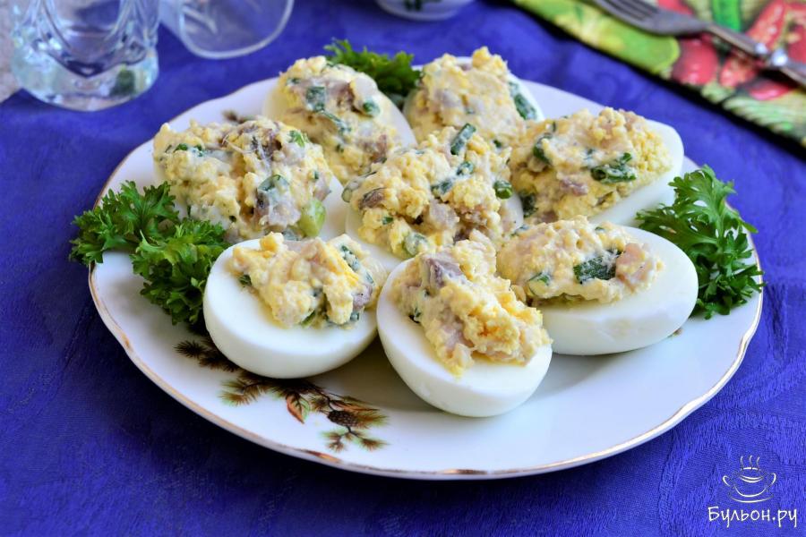 Яйца фаршированные сельдью