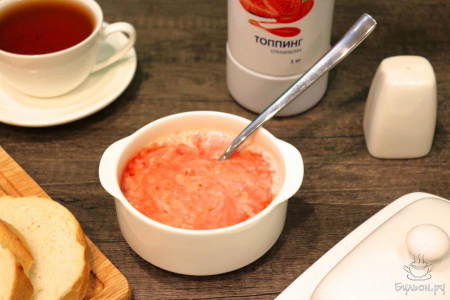 Овсяная каша с клубничным топпингом