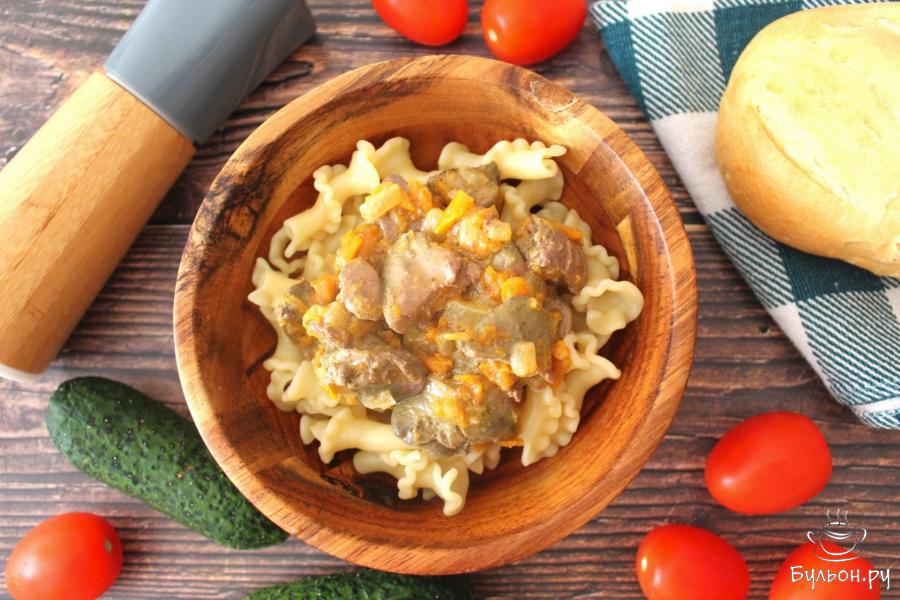 Тушеная куриная печень с луком и морковью