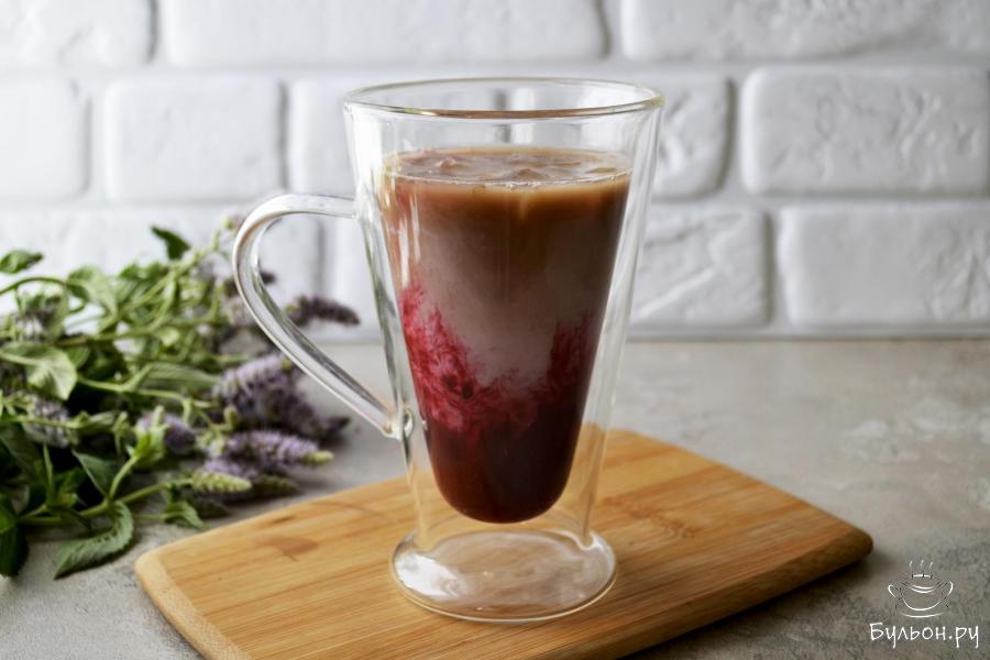 Кофе с молоком и малиной