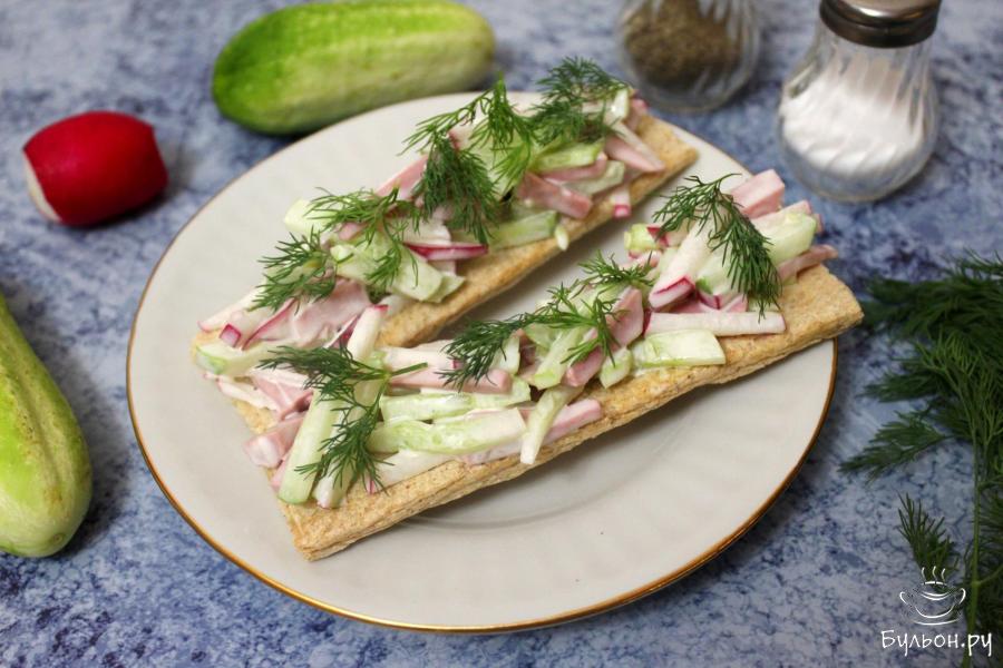 Хлебцы с летними овощами и колбасой