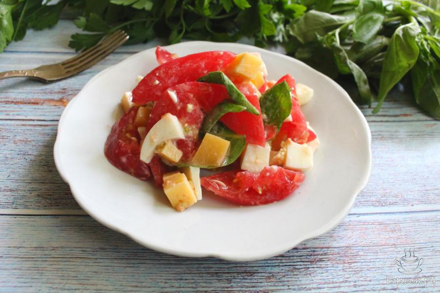 Салат с помидорами, сыром и яйцом