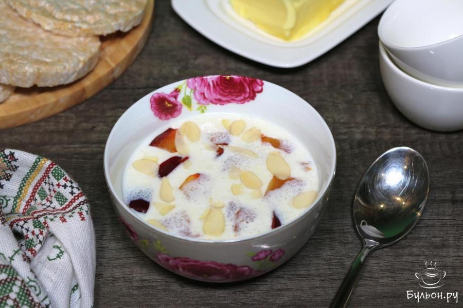 Манная каша со сливой и миндальными лепестками