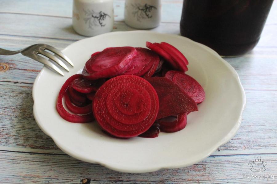 Лук маринованный со свеклой