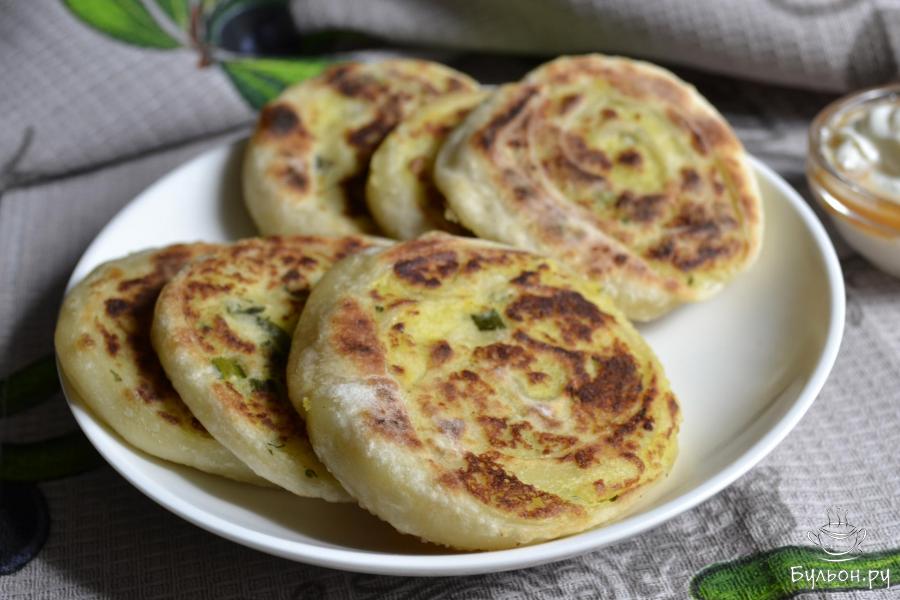 Рулетики с картофельным пюре на сковороде