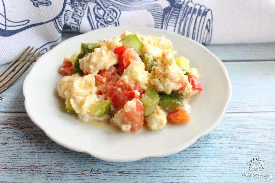 Яичница-болтунья с овощами и брынзой