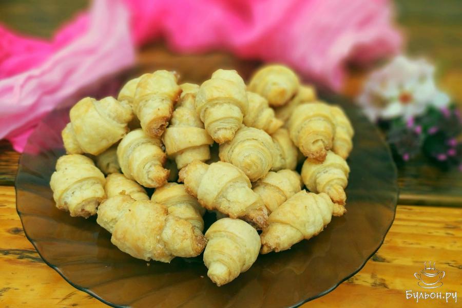 Рогалики с сахаром из быстрого слоеного теста