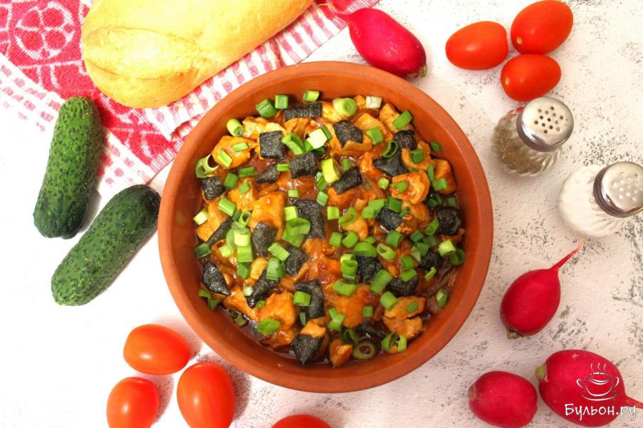 Тушеная свинина в томатном соусе с нори