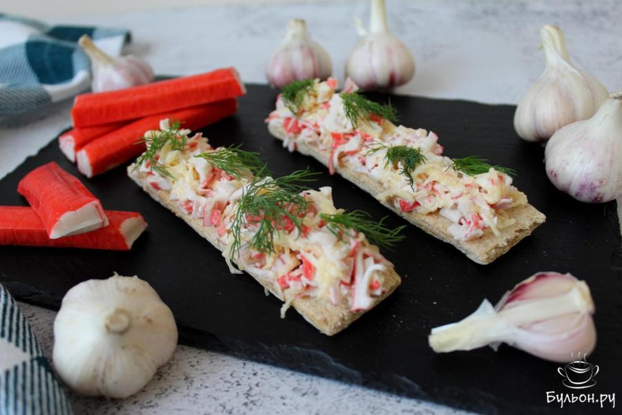 Хлебцы с крабово-сырной начинкой