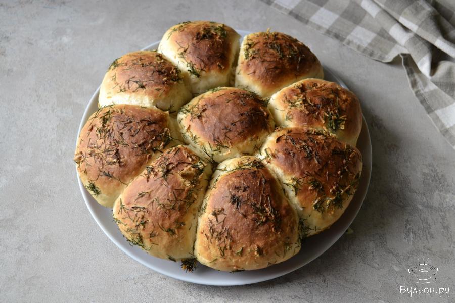 Отрывной хлеб на кефире с чесночно-укропной заливкой