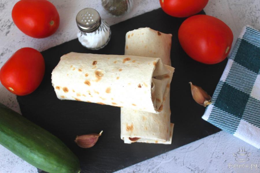 Шаверма с варено-жареной курицей в лаваше