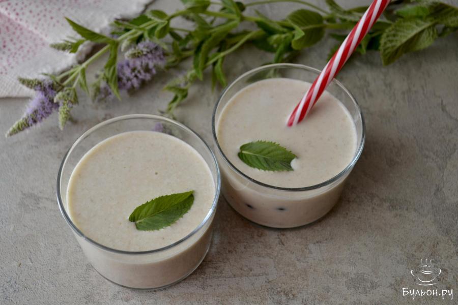 Молочный смузи из овсяных хлопьев, банана и кунжутной пасты