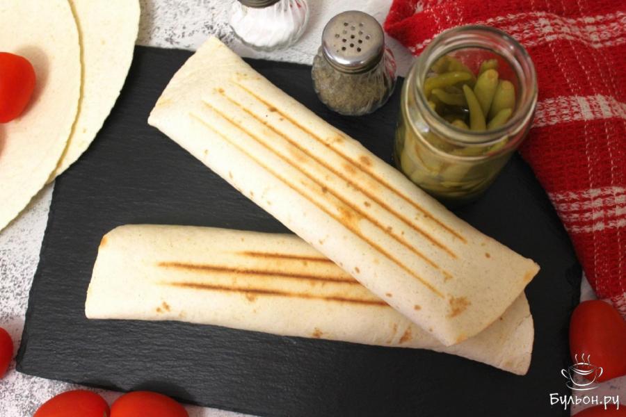 Буррито со свиным фаршем и консервированной кукурузой