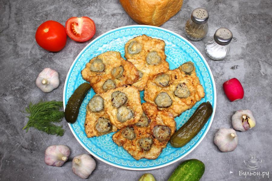 Отбивные из свинины с солеными огурцами