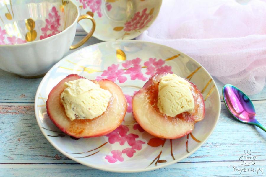 Персики в сахарном сиропе с мороженым