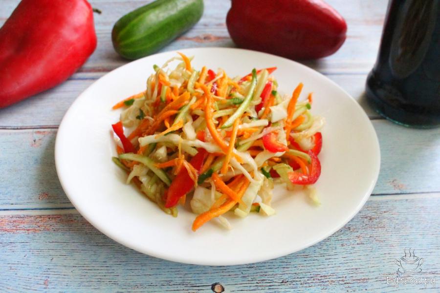 Салат со свежей капустой, огурцами и морковью