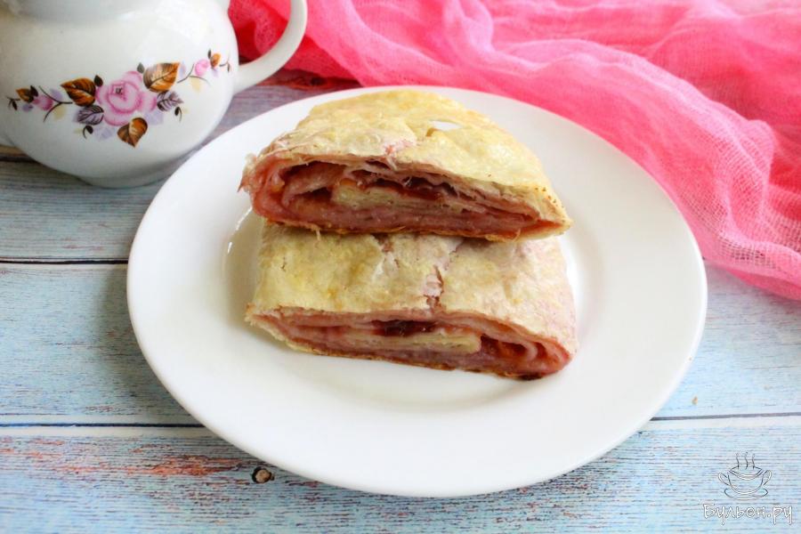 Сладкий рулет из лаваша со сливами