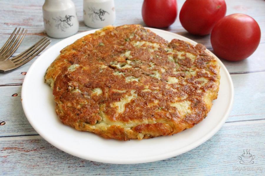 Ленивая творожная лепешка с сыром и зеленью на сковороде