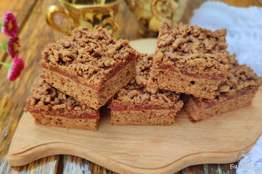 Шоколадный тертый пирог с начинкой из вишни и варенья