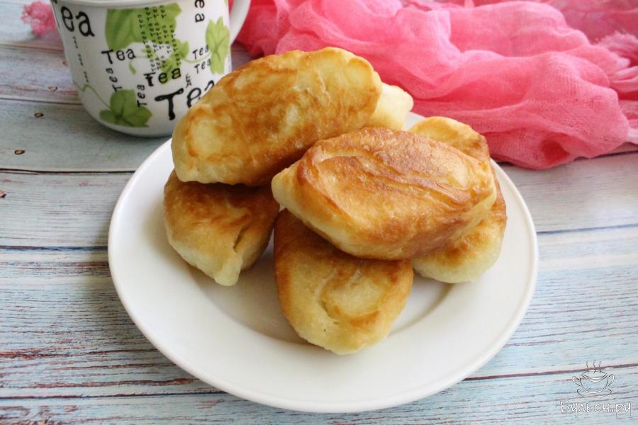 Жареные дрожжевые пирожки с вареной сгущенкой