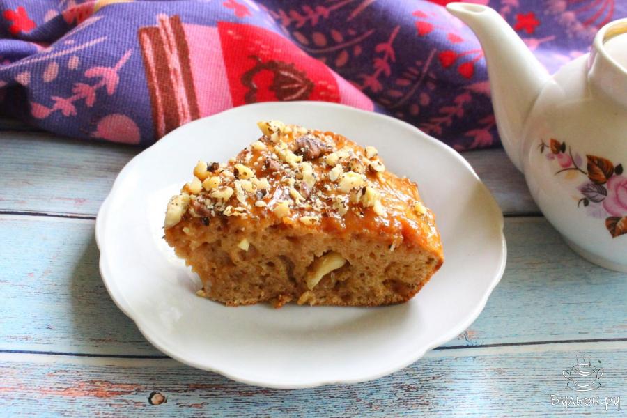 Быстрый пирог с вареной сгущенкой и орехами