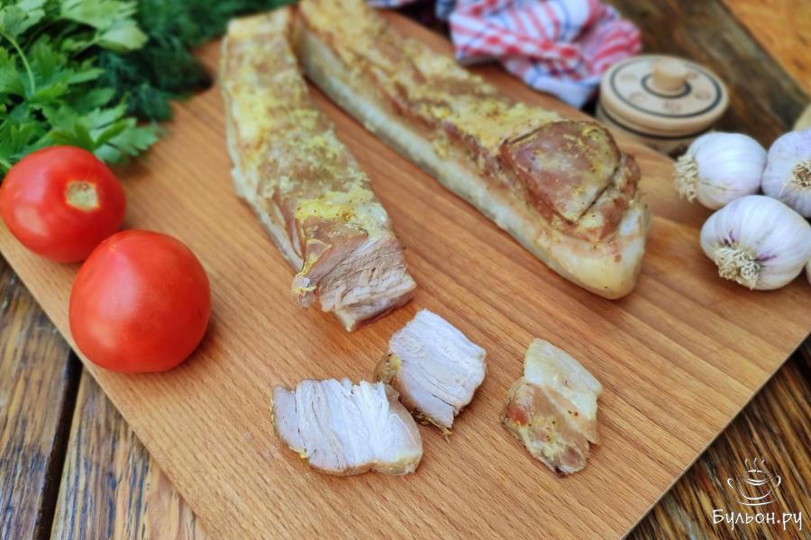 Свиная грудинка с чесноком и лавровым листом