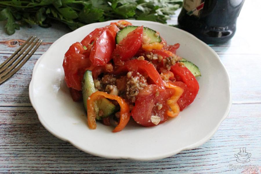 Овощной салат с грецкими орехами по-грузински