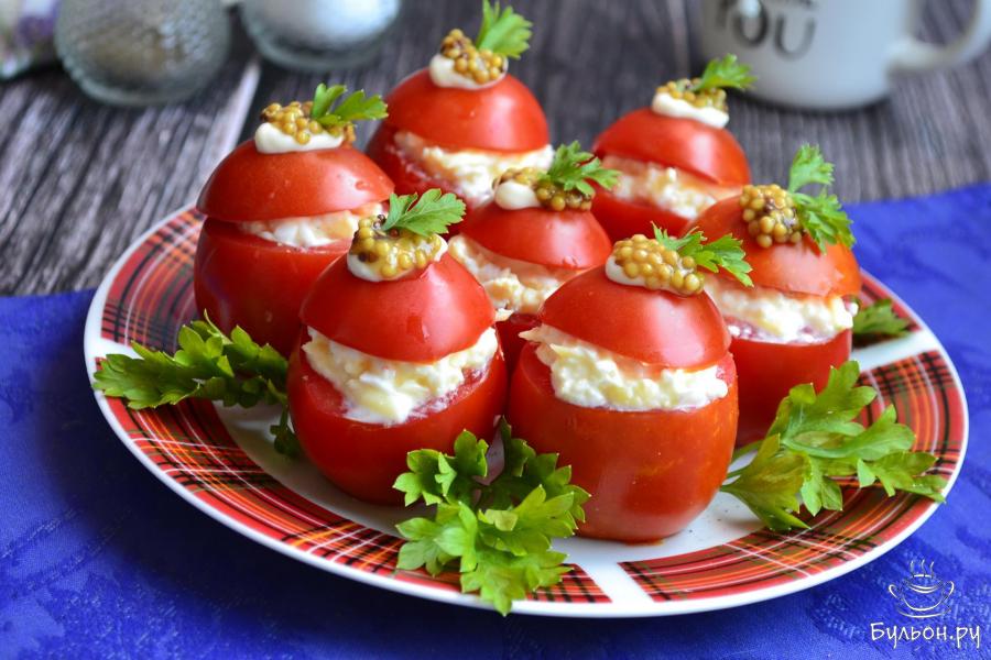 Помидоры фаршированные сыром и яйцом